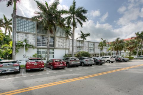 Квартира в Бей-Харбор-Айлендс, Флорида 2 спальни, 139.35м2 № 2060520