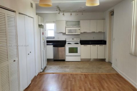 Снять в аренду квартиру в Бей-Харбор-Айлендс, Флорида 2 спальни, 139.35м2, № 2060520 - фото 5