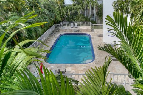 Снять в аренду квартиру в Бей-Харбор-Айлендс, Флорида 2 спальни, 139.35м2, № 2060520 - фото 3