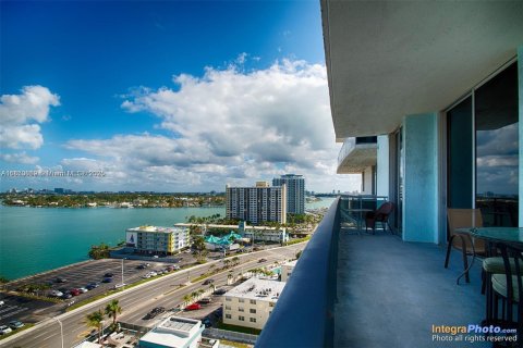 Снять в аренду кондоминиум в Норт-Бей-Виллидж, Флорида 2 спальни, 135.45м2, № 1854968 - фото 2