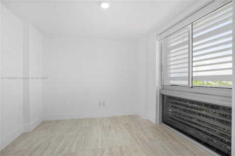 Condo in Bay Harbor Islands, Florida, 3 bedrooms  № 1709095 - photo 21