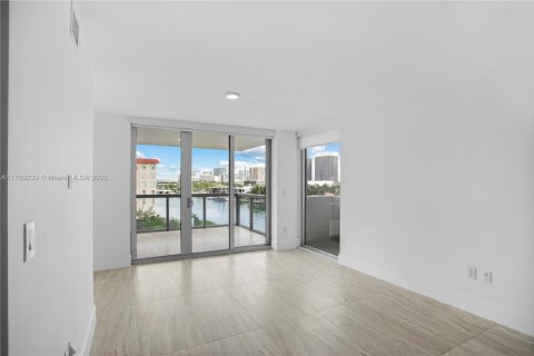 Condo in Bay Harbor Islands, Florida, 3 bedrooms  № 1709095 - photo 4
