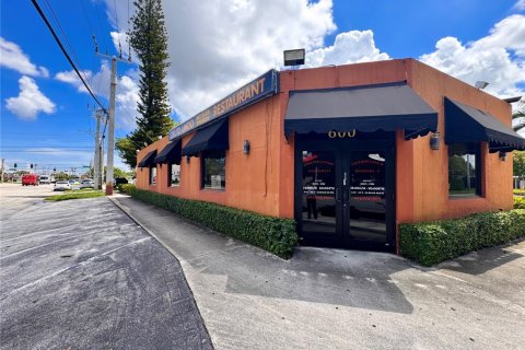 Commercial property in Pompano Beach, Florida № 1923293 - photo 1