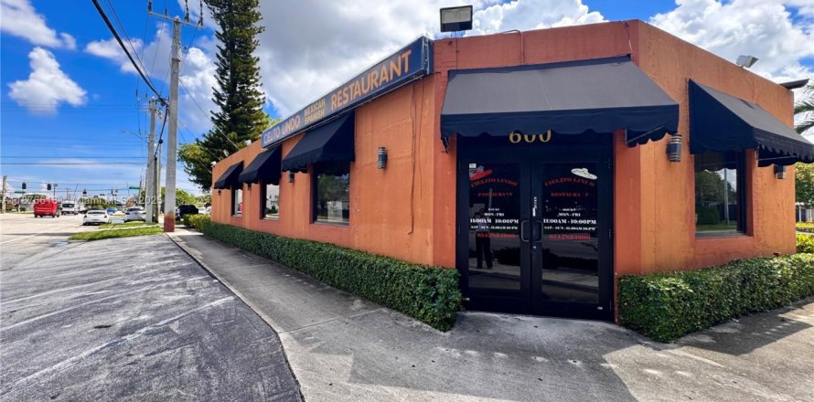 Commercial property in Pompano Beach, Florida № 1923293
