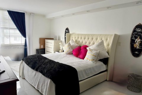 Condominio en venta en Sunny Isles Beach, Florida, 2 dormitorios, 138.24 m2 № 2029285 - foto 11