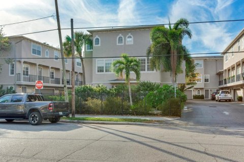 Touwnhouse à vendre à Tampa, Floride: 3 chambres, 181.72 m2 № 1898951 - photo 2