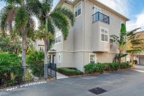 Touwnhouse à vendre à Tampa, Floride: 3 chambres, 181.72 m2 № 1898951 - photo 1
