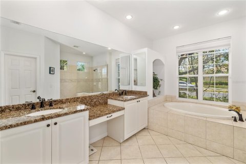 House in University Park, Florida 4 bedrooms, 278.34 sq.m. № 1718695 - photo 15