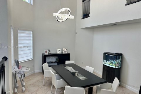 Villa ou maison à vendre à Doral, Floride: 5 chambres, 283.54 m2 № 2034390 - photo 4