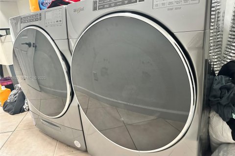 Villa ou maison à vendre à Doral, Floride: 5 chambres, 283.54 m2 № 2034390 - photo 8