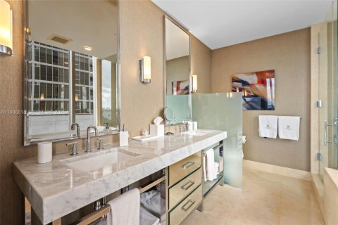 Condo in Bal Harbour, Florida, 2 bedrooms  № 1994605 - photo 16