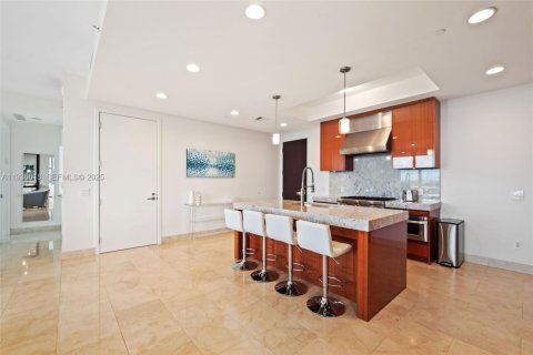Condo in Bal Harbour, Florida, 2 bedrooms  № 1994605 - photo 3