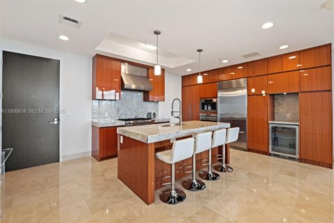 Condo in Bal Harbour, Florida, 2 bedrooms  № 1994605 - photo 2