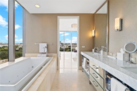 Condo in Bal Harbour, Florida, 2 bedrooms  № 1994605 - photo 18