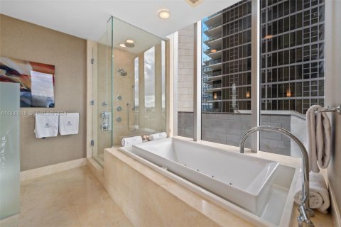 Condo in Bal Harbour, Florida, 2 bedrooms  № 1994605 - photo 17