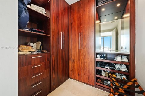 Condo in Bal Harbour, Florida, 2 bedrooms  № 1994605 - photo 15