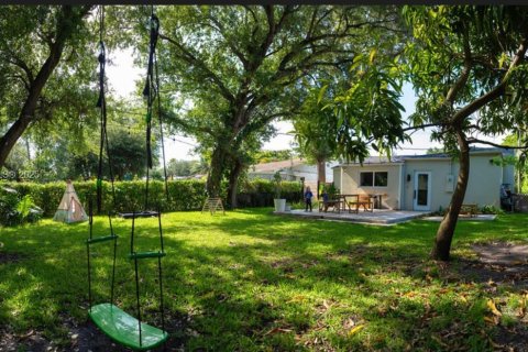 House in El Portal, Florida 3 bedrooms, 123.93 sq.m. № 1768946 - photo 5