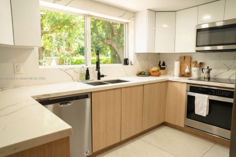 House in El Portal, Florida 3 bedrooms, 123.93 sq.m. № 1768946 - photo 1