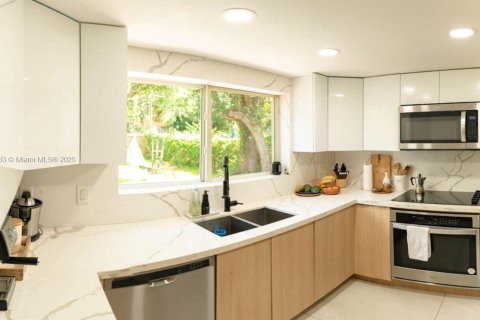 House in El Portal, Florida 3 bedrooms, 123.93 sq.m. № 1768946 - photo 6
