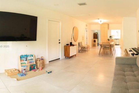 House in El Portal, Florida 3 bedrooms, 123.93 sq.m. № 1768946 - photo 10