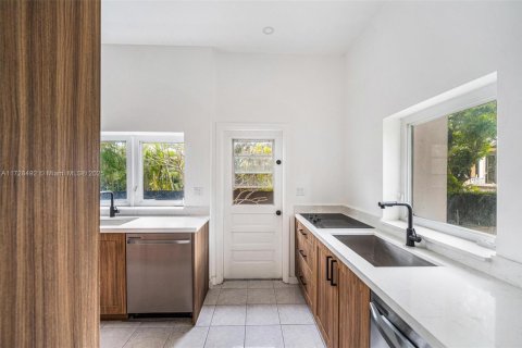 Casa en venta en Bal Harbour, Florida, 4 dormitorios, 225.2 m2 № 1981851 - foto 12