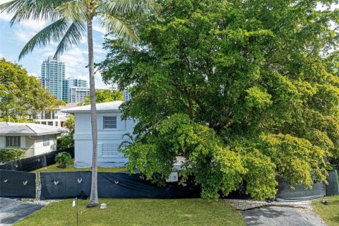 Casa en venta en Bal Harbour, Florida, 4 dormitorios, 225.2 m2 № 1981851 - foto 2