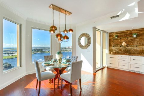 Condominio en alquiler en Saint Petersburg, Florida, 3 dormitorios, 278.71 m2 № 1749315 - foto 8