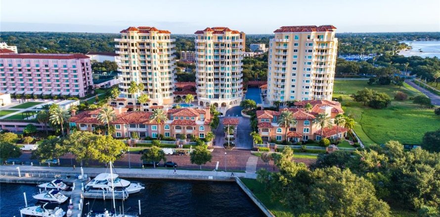 Condominio en Saint Petersburg, Florida, 3 dormitorios  № 1749315