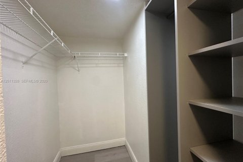 Condominio en alquiler en Sunrise, Florida, 2 dormitorios, 87.7 m2 № 2074825 - foto 18
