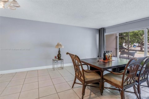 Condo in Sunrise, Florida, 2 bedrooms  № 1683583 - photo 4