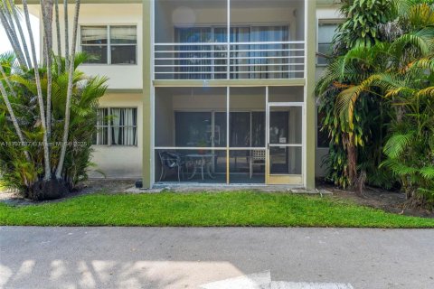 Condo in Sunrise, Florida, 2 bedrooms  № 1683583 - photo 12