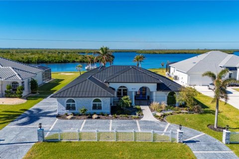 Villa ou maison à vendre à Port Charlotte, Floride: 4 chambres, 241.82 m2 № 1909440 - photo 1