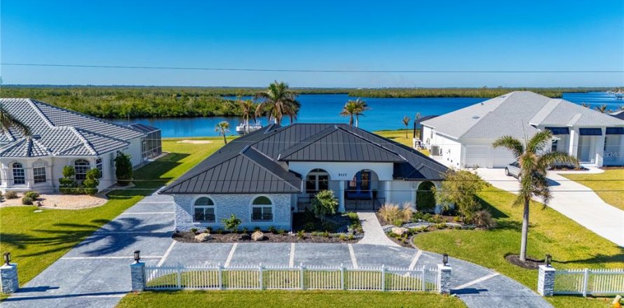 Villa ou maison à Port Charlotte, Floride 4 chambres, 241.82 m2 № 1909440