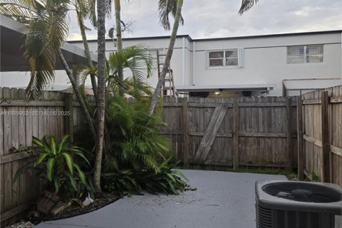 Снять в аренду кондоминиум в Майами, Флорида 2 спальни, 95.97м2, № 1988849 - фото 1