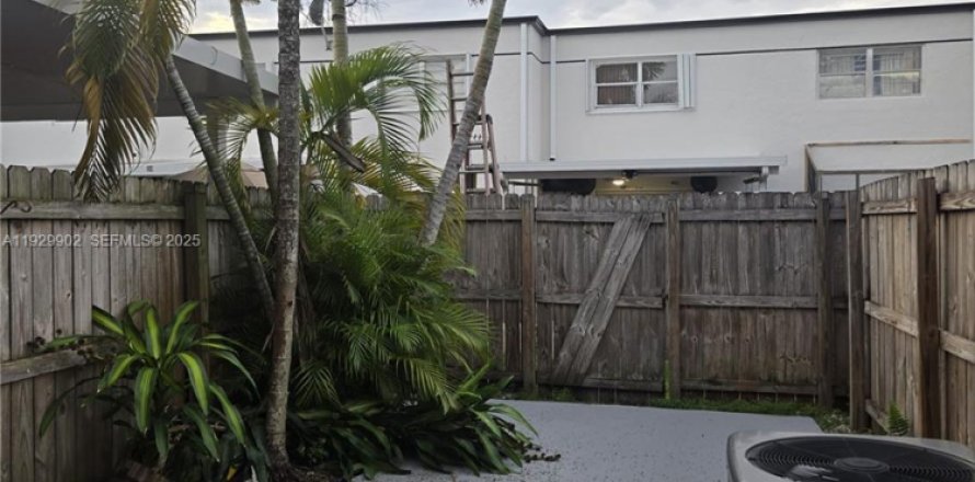 Кондоминиум с 2 спальнями в Майами, Флорида № 1988849