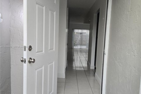 Снять в аренду кондоминиум в Майами, Флорида 2 спальни, 95.97м2, № 1988849 - фото 2