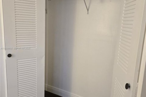 Снять в аренду кондоминиум в Майами, Флорида 2 спальни, 95.97м2, № 1988849 - фото 11