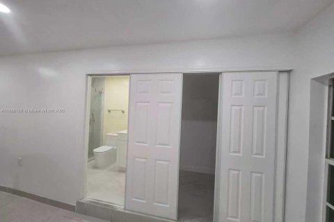 Снять в аренду виллу или дом в Санрайз, Флорида 4 спальни, 183.95м2, № 1943328 - фото 17