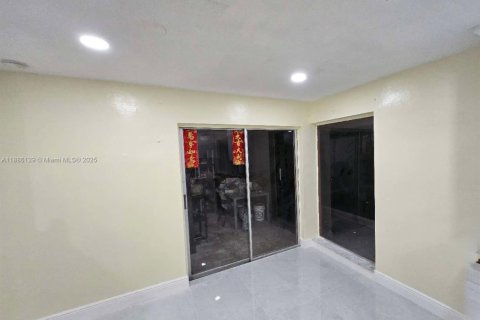 Снять в аренду виллу или дом в Санрайз, Флорида 4 спальни, 183.95м2, № 1943328 - фото 13