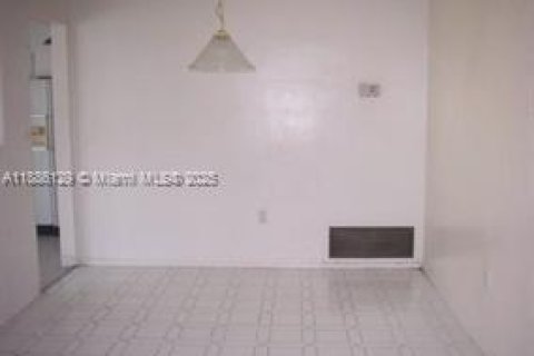 House in Sunrise, Florida 4 bedrooms, 146.79 sq.m. № 1943328 - photo 3
