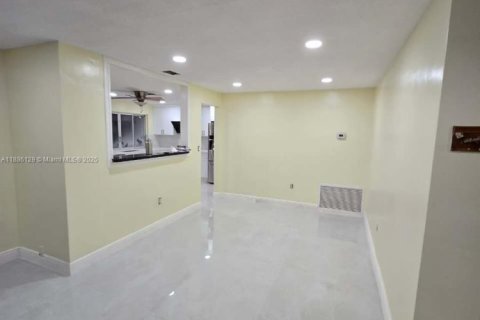 Снять в аренду виллу или дом в Санрайз, Флорида 4 спальни, 183.95м2, № 1943328 - фото 8