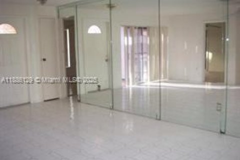 House in Sunrise, Florida 4 bedrooms, 146.79 sq.m. № 1943328 - photo 4