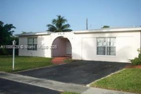 House in Sunrise, Florida 4 bedrooms, 146.79 sq.m. № 1943328 - photo 1