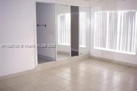 Снять в аренду виллу или дом в Санрайз, Флорида 4 спальни, 183.95м2, № 1943328 - фото 10