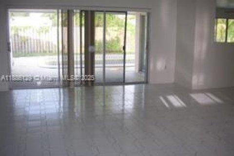 House in Sunrise, Florida 4 bedrooms, 146.79 sq.m. № 1943328 - photo 2