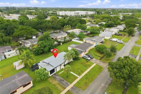 Villa ou maison à vendre à Plantation, Floride: 4 chambres, 133.31 m2 № 2335375 - photo 27
