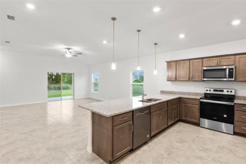House in Lehigh Acres, Florida 4 bedrooms, 157.1 sq.m. № 1449720 - photo 3