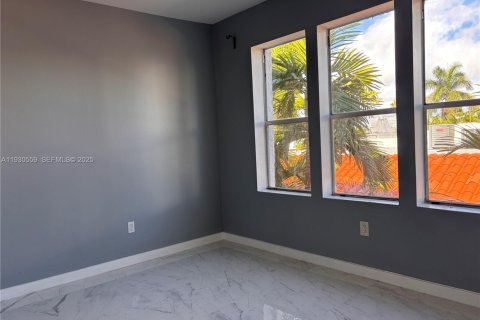 Condo in Miami Beach, Florida, 2 bedrooms № 1989401 - photo 3