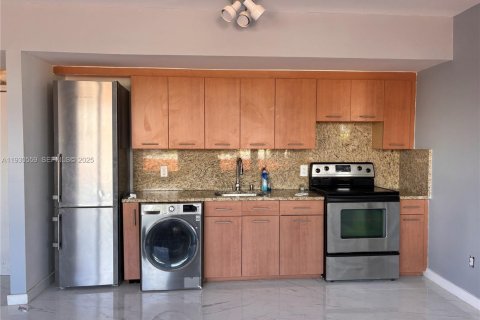 Condo in Miami Beach, Florida, 2 bedrooms № 1989401 - photo 1