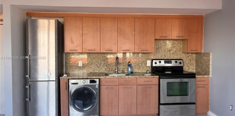 Condo in Miami Beach, Florida, 2 bedrooms № 1989401